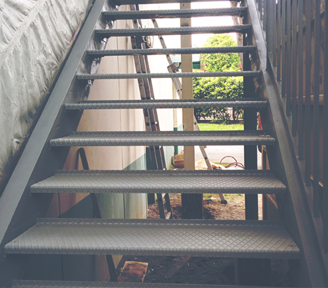 Escaliers de secours métalliques fabriqués sur-mesure et posés, pour le compte d’un établissement public d’enseignement, Ile-de-France