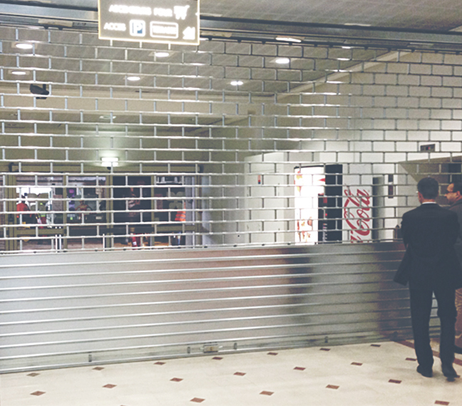 Rideau métallique fabriqué sur-mesure pour la sécurisation d’une porte de centre commercial, Ile-de-France